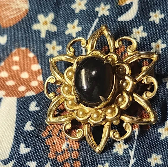 Vintage brooch gold tone filigree design black gem - Picture 1 of 8